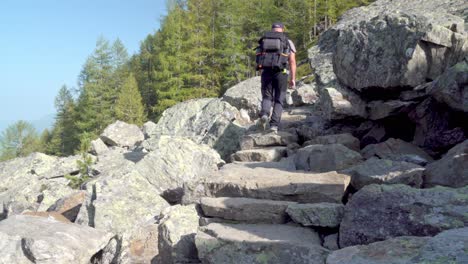 Un-Excursionista-Camina-Por-La-Ruta-De-Senderismo-Desde-El-Lago-Fischersee-Hasta-La-Cabaña-Alpina-Fiechteralm,-Una-Ruta-Muy-Conocida-Y-Popular-En-Ultental---Val-D&#39;ultimo,-Tirol-Del-Sur,-Italia