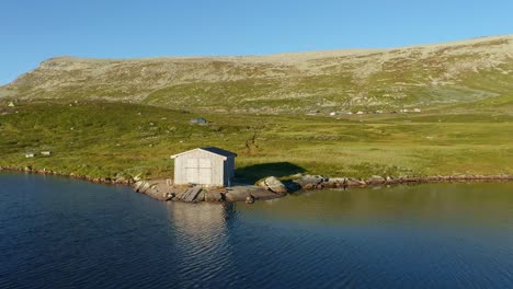 Cabaña-De-Pescadores-Con-Carpa-En-Noruega