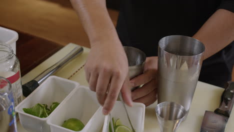 Der-Barkeeper-Gibt-Frische-Limette-Und-Zucker-In-Den-Mixer-Und-Benutzt-Dann-Einen-Stößel