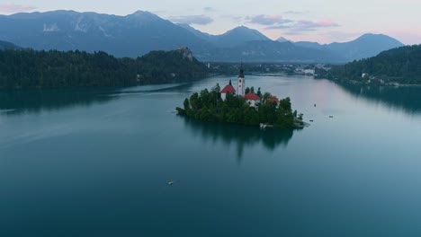 Insel-Bleder-See,-Slowenien,-Drohnenaufnahme