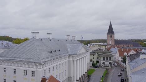 Edificio-Principal-De-La-Universidad-De-Tartu,-Vuelo-Con-Drones-Sobre-él