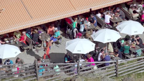 Wanderer-Beim-Mittagessen-Auf-Der-Fiechter-Alm-An-Einem-Schönen-Und-Sonnigen-Tag-Im-Frühherbst