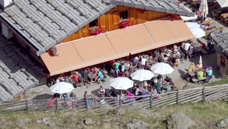 Wanderer-Genießen-Das-Mittagessen-Auf-Der-Fiechter-Alm-An-Einem-Schönen-Und-Sonnigen-Tag-Im-Frühherbst