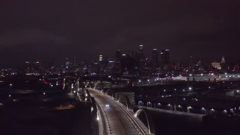 Luftaufnahme-Der-Skyline-Der-Innenstadt-Von-Los-Angeles-Mit-Der-6th-Street-Bridge-Unten
