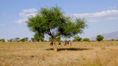 Karamojong-Krieger-Bereiten-Sich-Auf-Einen-Überfall-Auf-Einen-Anderen-Stamm-In-Uganda,-Afrika,-Vor