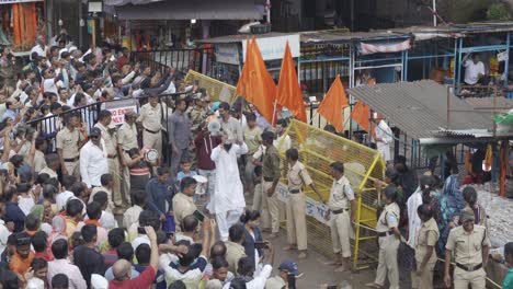 The-crowd-of-Hindu-devotees-and-priests-celebrating-the-holy-month-of-Shravana,-Trimbakeshwar