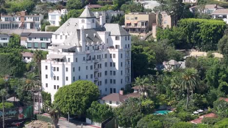 Vista-Aérea-Del-Famoso-Hotel-Chateau-Marmont-En-Sunset-Boulevard