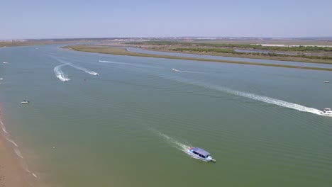 Segelnde-Motorboote-Und-Weiße-Kielwasser-In-Der-Flussmündung
