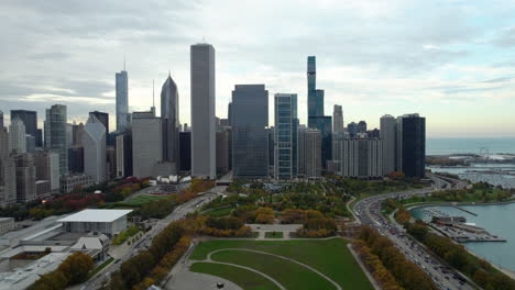 Vista-Aérea-Del-Parque-Maggie-Daley-Y-El-Nuevo-Horizonte-Del-Lado-Este,-Otoño-En-Chicago