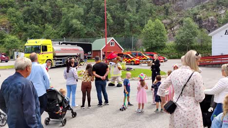 Feuerwehrbär-Björnis,-Tanzendes-Feuerwehrmaskottchen,-Modalen-Norwegen-Handheld