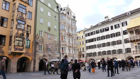 Menschen-In-Der-Historischen-Altstadt-Von-Innsbruck-In-Österreich