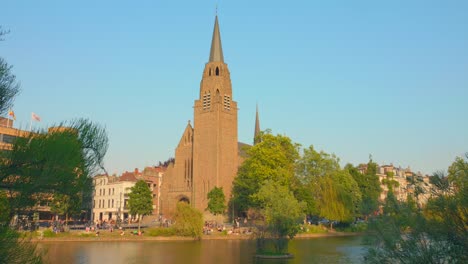 Sainte-Croix-Kirche-Im-Art-déco-Stil-An-Einem-Sonnigen-Morgen-In-Ixelles,-Belgien