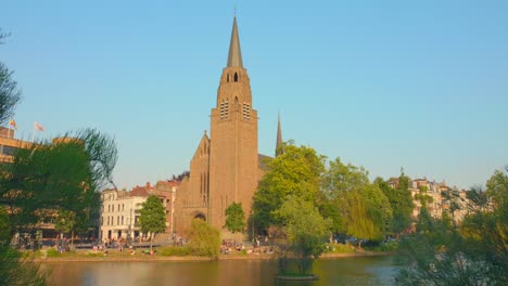 Iglesia-De-Sainte-Croix-En-El-Exterior-Art-Deco-En-Una-Mañana-Soleada-En-Ixelles,-Bélgica