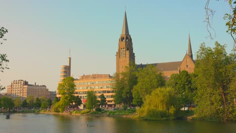 Sainte-Croix-Kirche-An-Den-Ixelles-Teichen-In-Brüssel,-Belgien