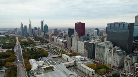 Toma-Panorámica-Aérea-Con-Vistas-Al-Parque-Grant,-Nublado,-Tarde-De-Otoño-En-Chicago,-Estados-Unidos