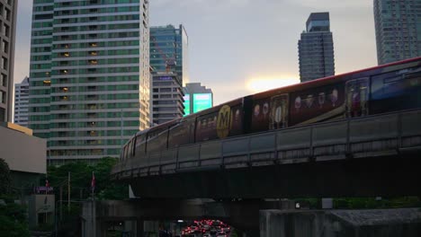 BTS-Sky-Train-Saliendo-De-La-Estación-Chong-Nonsi-En-El-Moderno-Distrito-Comercial-De-Sathon,-Bangkok,-Tailandia