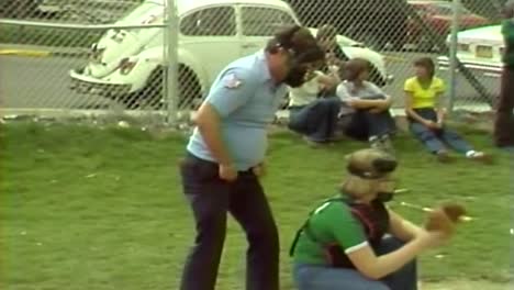 Baseball-Schiedsrichter-Und-Fänger-Der-1970er-Jahre,-Der-Den-Ball-Erhält