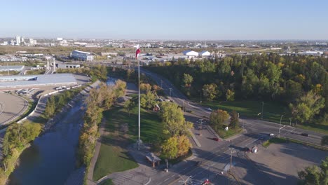 Un-Dron-Da-Vueltas-Alrededor-De-Una-Bandera-De-Canadá-Ondeando-Al-Viento-Junto-Al-Lugar-De-La-Estampida-De-Calgary.