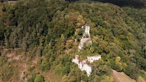 Spectacular-aerial-view-of-the-Burg-Hohenhundersingen,-it-is-a-ruined-castle-situated-on-a-steep-hill-in-the-town-of-Münsingen,-Baden-Württemberg,-Germany-in-4K