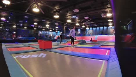 Kids-and-adults-jumping-at-Rush-trampoline-park-in-Bergen,-Norway