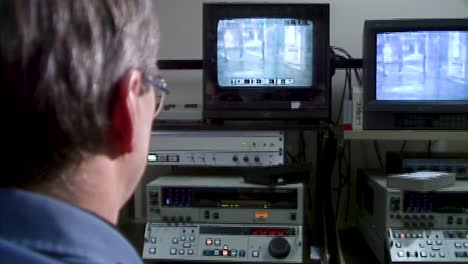 Ein-Mann-Aus-Den-1990er-Jahren-Beobachtet-Überwachungsmonitore-Auf-Dem-Beta-Deck