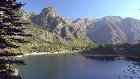 Lago-Antrona-En-Los-Alpes-Italianos-En-El-Parque-Natural-Del-Valle-De-Antrona-En-La-Provincia-De-Verbano-cusio-ossola-En-Piamonte,-Italia