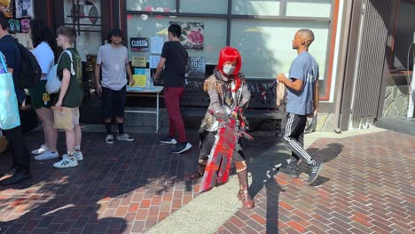 Guerrera-Enmascarada-Artista-Callejera-En-El-Pueblo-Japonés-De-Little-Tokyo