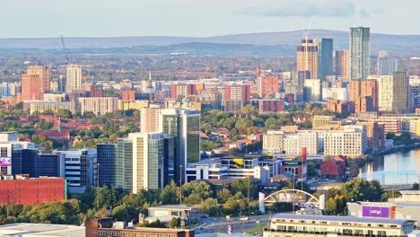 Luftaufnahme-Der-Landung,-Die-Die-Stadt-Manchester-Mit-Skyline-Und-Fluss-Bei-Goldenem-Sonnenuntergang-Zeigt