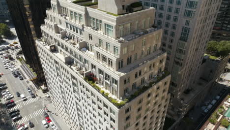 Aerial-view-tilting-away-from-a-deluxe-apartment-in-Central-park-west,-in-sunny-NY