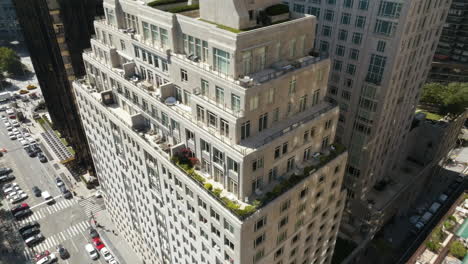 Vista-Aérea-Inclinada-Desde-Un-Apartamento-De-Lujo-En-Central-Park-West,-En-La-Soleada-Nueva-York.