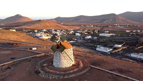 El-Pequeño-Pueblo-De-Molinos-Y-Su-Famoso-Molino-De-Viento,-Fuerteventura