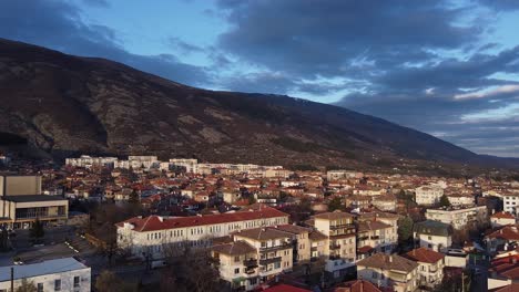 Wunderschöne-Aufnahmen-Aus-Drohnenaufnahmen-–-Flug-über-Die-Stadt-Zoppot,-Bulgarien,-Mit-Dem-Balkangebirge-Im-Hintergrund