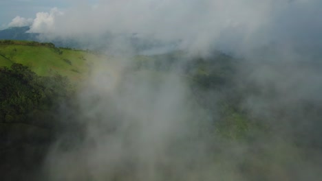 Drone-De-Resolución-4k-Sobrevolando-Esponjosas-Nubes-Grises-En-El-Cielo-Sobre-Las-Verdes-Colinas-Del-Bosque-Selvático-De-Costa-Rica