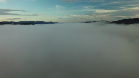 Drohnenflug-Mit-4K-Auflösung-über-Den-Wolken-Zwischen-Berggipfeln-Von-Costa-Rica