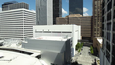 Aerial-view-rising-in-front-of-the-GreenStreet-and-skyscrapers,-in-sunny-Houston