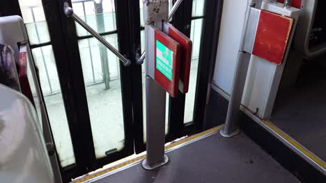Blick-Auf-Die-Automatische-Tür-Einer-Doppeldecker-Straßenbahn-In-Hongkong