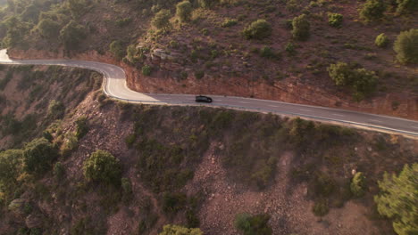 Honda-Civic-Type-R-Coche-Negro-Conduciendo-Por-Un-Remoto-Paso-De-Montaña-Y-Una-Carretera-Con-Pendiente-Pronunciada,-Vista-Aérea