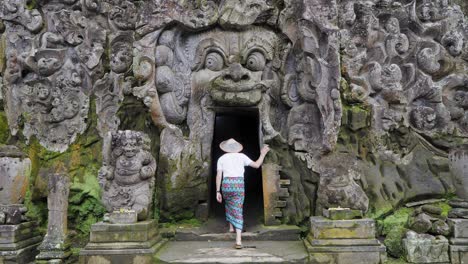 Viaje-Al-Misterio:-Un-Turista-Vestido-Con-Un-Sarong-Tradicional-Balinés-Explora-La-Cueva-Del-Elefante-Goa-Gajah,-Uno-De-Los-Templos-Más-Sagrados-De-Ubud,-Bali