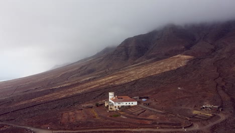 La-Niebla-Del-Océano-Rueda-Hacia-Las-Laderas-De-Las-Montañas,-Casa-De-Invierno,-Fuerteventura