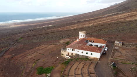 Vista-Aérea-De-La-Casa-Museo-De-Invierno-Aislada-En-Una-Pendiente,-Fuerteventura