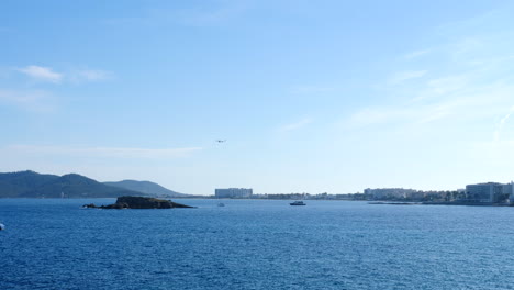 Bucht-Von-Ibiza-Stadt-Mit-Flugzeuglandung-An-Einem-Sonnigen-Sommertag