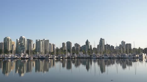 Skyline-Von-Vancouver-Mit-Jachthafen-Im-Vordergrund,-Gesehen-Vom-Burrard-Inlet