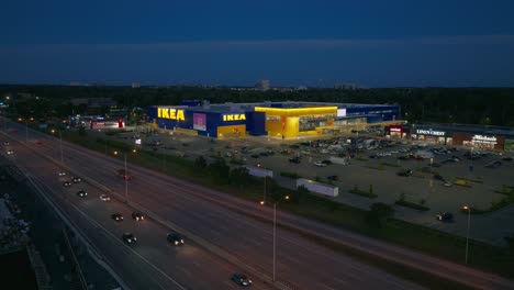 IKEA-Und-Andere-Möbelgeschäfte-Werden-Aus-Einer-Drohnenansicht-Gesehen,-Während-Der-Verkehr-Auf-Dem-Highway-417-In-Ottawa,-Ontario,-Kanada,-Vorbeifährt