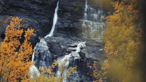 Ein-Wasserfall-über-Dem-Herbstwald