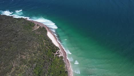 Türkisfarbene-Meereslandschaft-Am-Wanderrabah-Beach-Oder-Jimmys-Beach-In-New-South-Wales,-Australien-–-Luftaufnahme