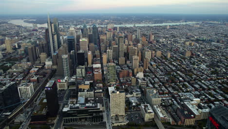 Drohnenaufnahme-Aus-Großer-Höhe-Mit-Blick-Auf-Die-Metropole-Philadelphia,-Herbstabend