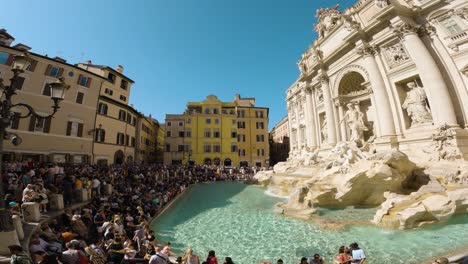 Multitudes-De-Turistas-Visitan-La-Famosa-Fontana-De-Trevi-En-Un-Día-Soleado-En-Roma,-Italia