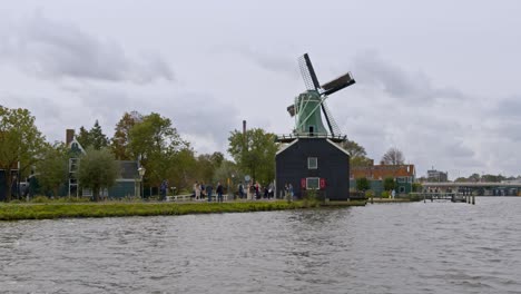 Tourists-Visiting-The-Iconic-Windmills-Near-Amsterdam,-England