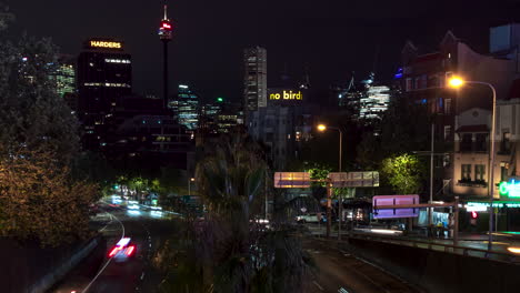 Lapso-De-Tiempo-De-Tráfico-Nocturno-En-William-Street-A-La-Entrada-Del-Túnel-Cross-City-En-Kings-Cross,-Sydney,-Australia