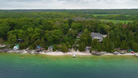 Drone-pan-shot-beautiful-villas-in-the-coast-of-Georgian-Bay,-Ontario,-Canada